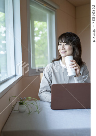 森のカフェでテレワークする女性 森のカフェでテレワークする女性 78893852