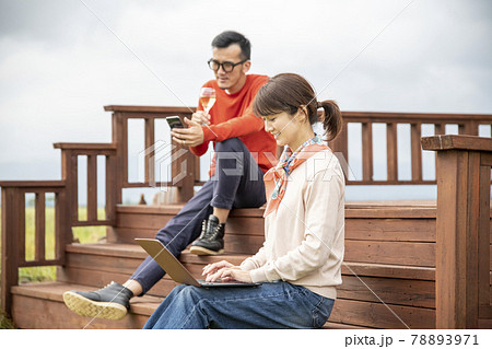 地方移住したカップル 78893971