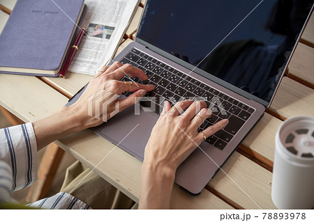 テラスでテレワークする女性 78893978