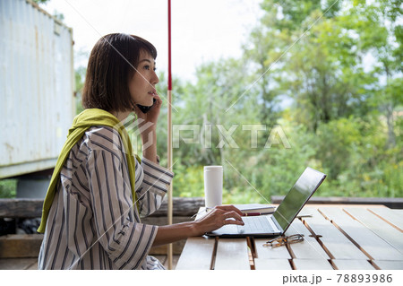 テラスでテレワークする女性 78893986