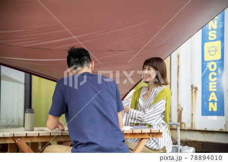 テラスで打ち合わせする男女 78894010