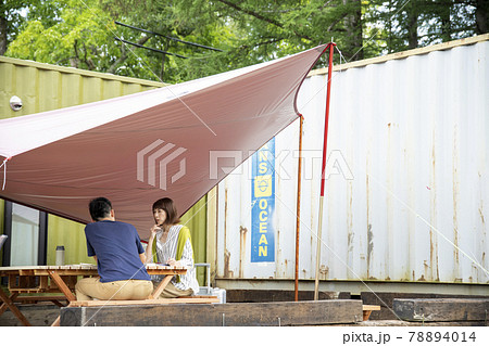 テラスで打ち合わせする男女 78894014