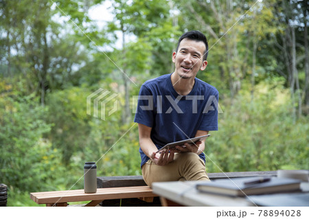 テラスでテレワークする男性 テラスでテレワークする男性 78894028
