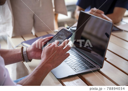 テラスで打ち合わせする男女 78894034