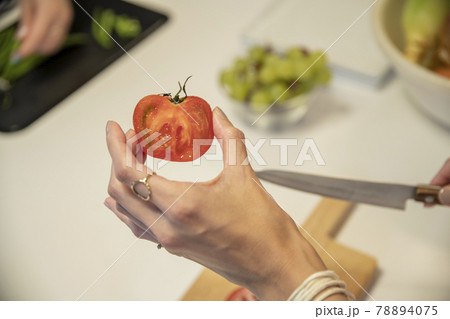 共同キッチンで調理する女性 78894075