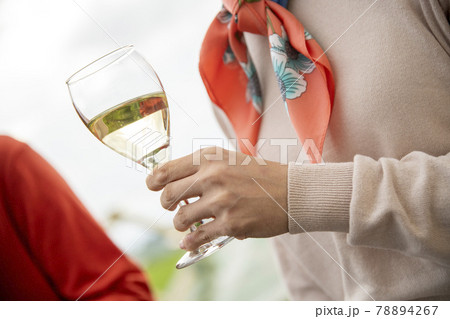 ワインを飲むカップル 78894267