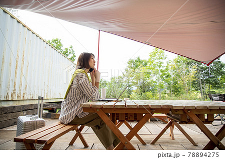 テラスでテレワークする女性 78894275