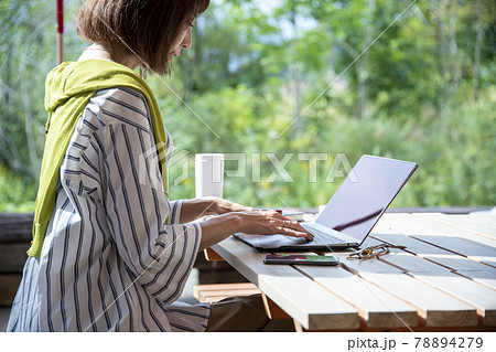 テラスでテレワークする女性 78894279