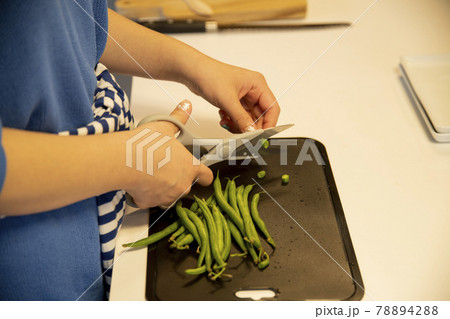 共同キッチンで調理する女性 78894288