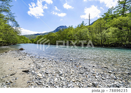 春の上高地　梓川岸より焼岳方面を望む 78896235