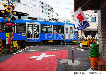 東急世田谷線｜踏切を通過する電車と氷の旗 78896970