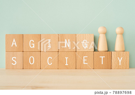 高齢化社会|「AGING SOCIETY」と書かれた積み木と人型オブジェ 高齢化社会|「AGING SOCIETY」と書かれた積み木と人型オブジェ 78897698