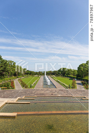 兵庫県神戸市、須磨離宮公園の噴水と青空 78897967