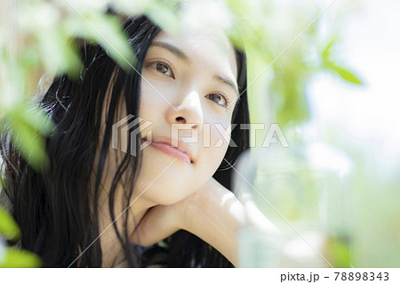 女性 窓辺 女性 窓辺 78898343