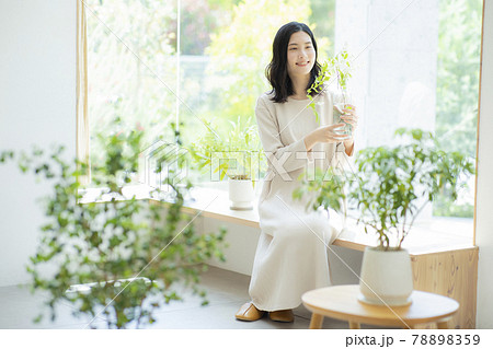 女性　窓辺 78898359