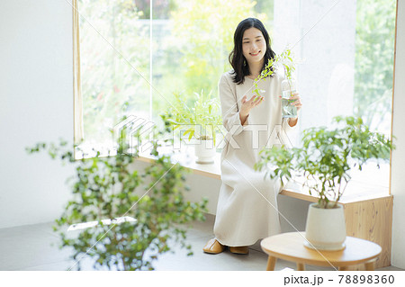 女性 窓辺 女性 窓辺 78898360
