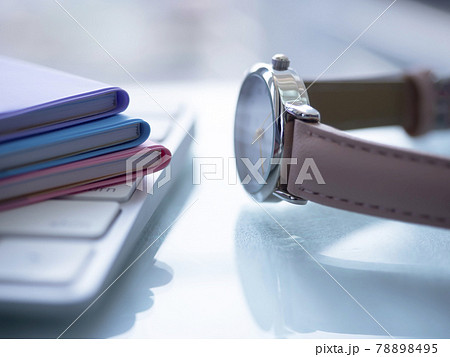 ビジネスイメージ・手帳・キーボード・女性 ビジネスイメージ・手帳・キーボード・女性 78898495