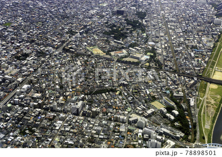 丸子橋上空から都立田園調布高校方向を空撮 78898501
