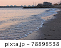 夕暮れ時の浜辺 78898538