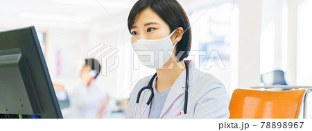 マスクをして仕事をする女性医師 マスクをして仕事をする女性医師 78898967