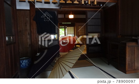 趣のある日本家屋と色とりどりの和傘 78900097