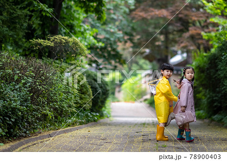 子供 散歩 家族 78900403