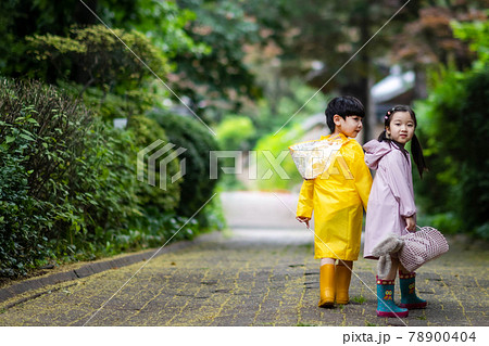 子供 散歩 家族 78900404