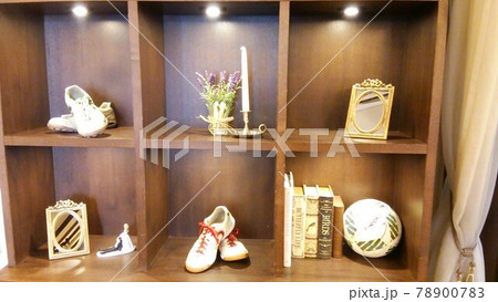 趣味のサッカーをメインに飾られた棚 78900783