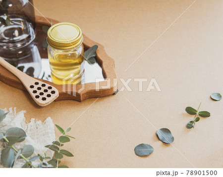 ガラス瓶に入った蜂蜜・はちみつと蜂の巣ハニーディッパー ガラス瓶に入った蜂蜜・はちみつと蜂の巣ハニーディッパー 78901500