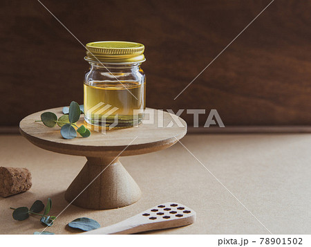 ガラス瓶に入った蜂蜜・はちみつと蜂の巣ハニーディッパー ガラス瓶に入った蜂蜜・はちみつと蜂の巣ハニーディッパー 78901502