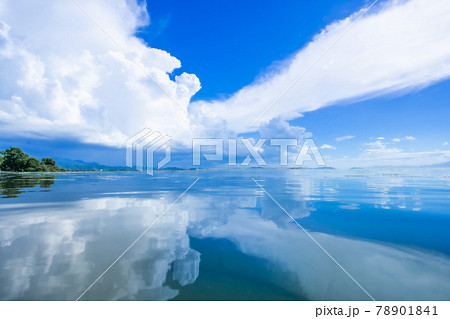 夏空 壮大 入道雲 海 反射の写真素材