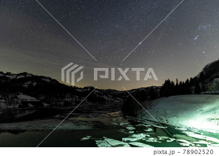 雪流れと満天の星空、水面に映る星(新潟県魚沼市・破間川ダム) 雪流れと満天の星空、水面に映る星(新潟県魚沼市・破間川ダム) 78902520