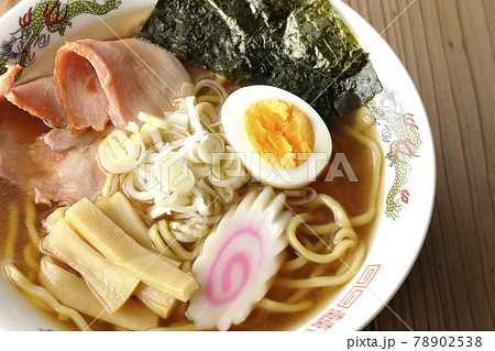 チャーシュー、メンマ、鳴門等が乗っている屋台で食べるようなシンプルな醤油ラーメンを俯瞰で撮影 78902538