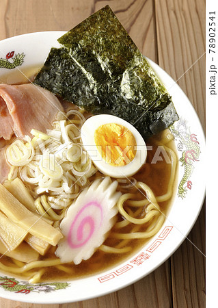 チャーシュー、メンマ、鳴門等が乗っている屋台で食べるようなシンプルな醤油ラーメンを俯瞰で撮影 チャーシュー、メンマ、鳴門等が乗っている屋台で食べるようなシンプルな醤油ラーメンを俯瞰で撮影 78902541