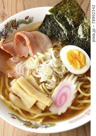 チャーシュー、メンマ、鳴門等が乗っている屋台で食べるようなシンプルな醤油ラーメンを俯瞰で撮影 チャーシュー、メンマ、鳴門等が乗っている屋台で食べるようなシンプルな醤油ラーメンを俯瞰で撮影 78902542