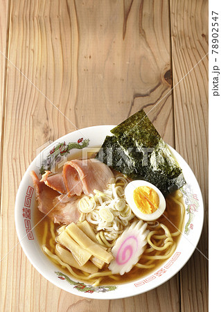 チャーシュー、メンマ、鳴門等が乗っている屋台で食べるようなシンプルな醤油ラーメンを俯瞰で撮影 78902547