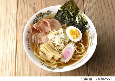 チャーシュー、メンマ、鳴門等が乗っている屋台で食べるようなシンプルな醤油ラーメンを俯瞰で撮影 チャーシュー、メンマ、鳴門等が乗っている屋台で食べるようなシンプルな醤油ラーメンを俯瞰で撮影 78902551