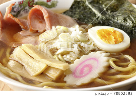 チャーシュー、メンマ、鳴門、ゆで卵、葱、海苔が乗っている屋台で食べるようなシンプルな醤油ラーメン チャーシュー、メンマ、鳴門、ゆで卵、葱、海苔が乗っている屋台で食べるようなシンプルな醤油ラーメン 78902592