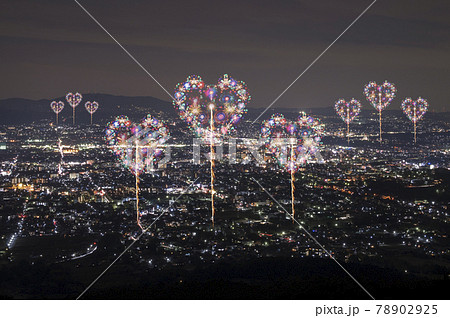 世界平和を願い ハート型の花火を打ち上げるイメージ の写真素材