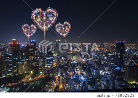 世界平和を願い ハート型の花火を打ち上げるイメージ の写真素材