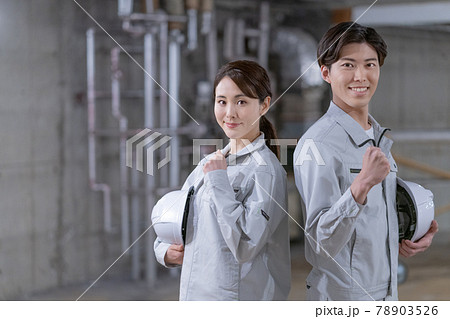 工事現場でヘルメットを持って立つ作業員2人のポートレート 工事現場でヘルメットを持って立つ作業員2人のポートレート 78903526