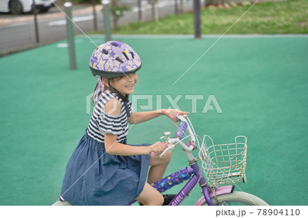 自転車で走る女の子 自転車で走る女の子 78904110