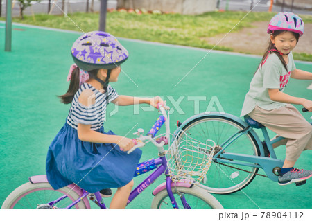 自転車で遊ぶ姉妹 自転車で遊ぶ姉妹 78904112