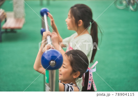 鉄棒で遊ぶ姉妹 鉄棒で遊ぶ姉妹 78904115