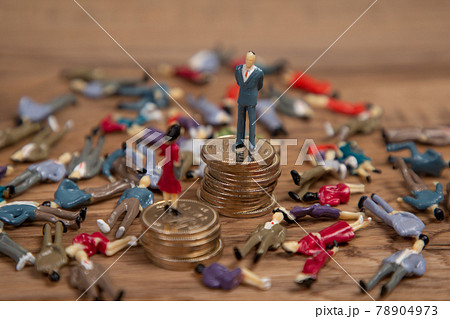 一部の成功者が富を得ているイメージ 78904973