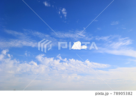 大空を飛ぶ紙ヒコーキ 78905382