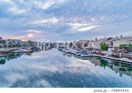 Brilliant landscape of a seaside neighborhood in Huntington Beach CA at sunset 78905910