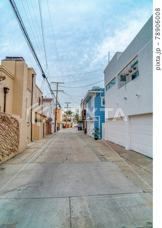 Two storey houses in the neighborhood of Long Beach California on a cloudy day 78906008