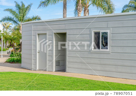 Single storey building facade with gray wall and flat roof in Huntington Beach Single storey building facade with gray wall and flat roof in Huntington Beach 78907051