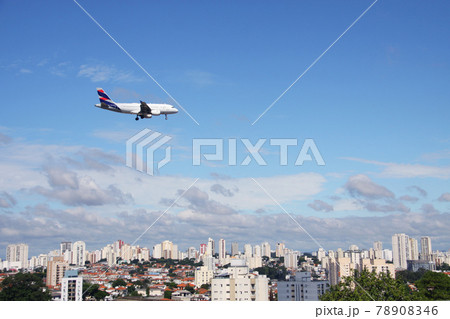 サンパウロの市街風景と飛行機　ブラジル 78908346